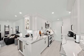 Geladeira, micro-ondas, fogão, cooktop