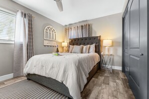 3 bedrooms, iron/ironing board, free WiFi, bed sheets - Canalfront Paradise with Heated Pool, Dock & Kayaks – Villa Living Waters - Roelens (Cape Coral)