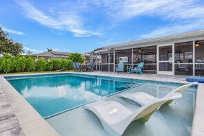 A heated pool - Canalfront Paradise with Heated Pool, Dock & Kayaks – Villa Living Waters - Roelens (Cape Coral)