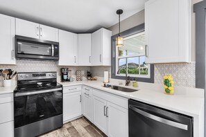 Kjøleskap, mikrobølgeovn, ovn og kokeplater