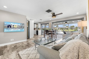 Smart TV, books - Canalfront Paradise with Heated Pool, Dock & Kayaks – Villa Living Waters - Roelens (Cape Coral)