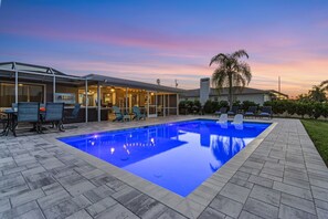 A heated pool - Canalfront Paradise with Heated Pool, Dock & Kayaks – Villa Living Waters - Roelens (Cape Coral)