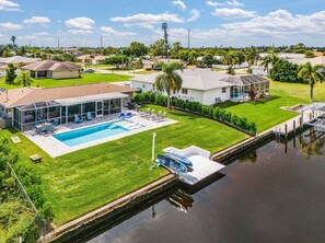 Exterior - Canalfront Paradise with Heated Pool, Dock & Kayaks – Villa Living Waters - Roelens (Cape Coral)