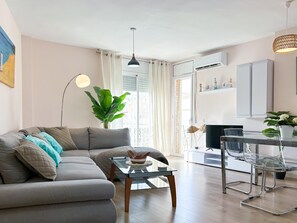 Living area - Charming Apartment w/ Pool and Parking Hostem (Cunit)
