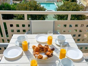 Outdoor dining - Charming Apartment w/ Pool and Parking Hostem (Cunit)