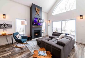 Televisión y chimenea 