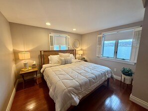 6 slaapkamers, een bureau, een strijkplank/strijkijzer, reisbedje