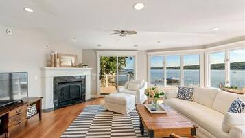 Televisor intel·ligent, llar de foc i llibres