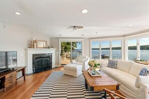 Televisor intel·ligent, llar de foc i llibres 