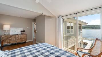 6 bedrooms, desk, iron/ironing board, travel crib