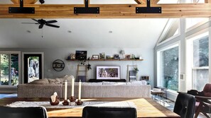 Smart TV, fireplace - The Fern, Huge Spa-Like Home Near Lake Crescent/Sol Duc • Olympic National Park (Port Angeles)