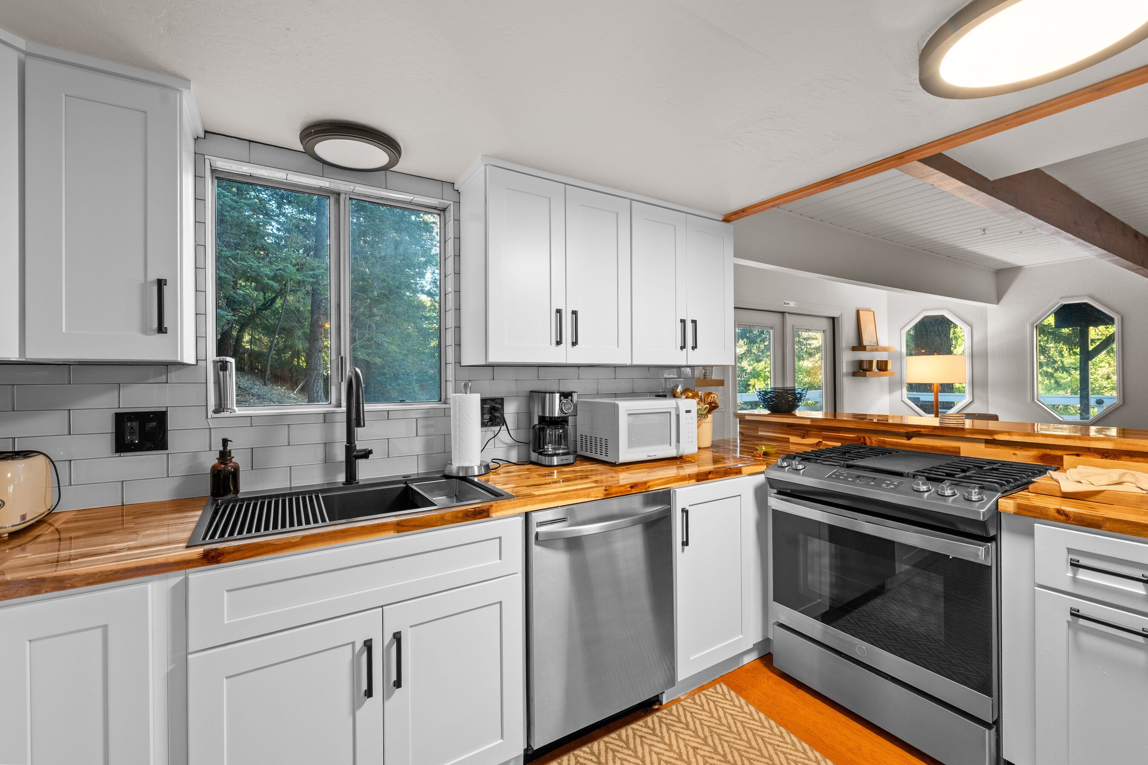 Kylskåp, mikrovågsugn, ugn och spishäll