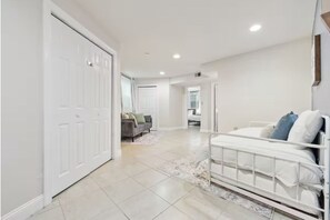 3 bedrooms, iron/ironing board, WiFi, bed sheets - Cozy 3 bed/2 bath home in Center City Philadelphia - Walk to Convention Center (Philadelphia)
