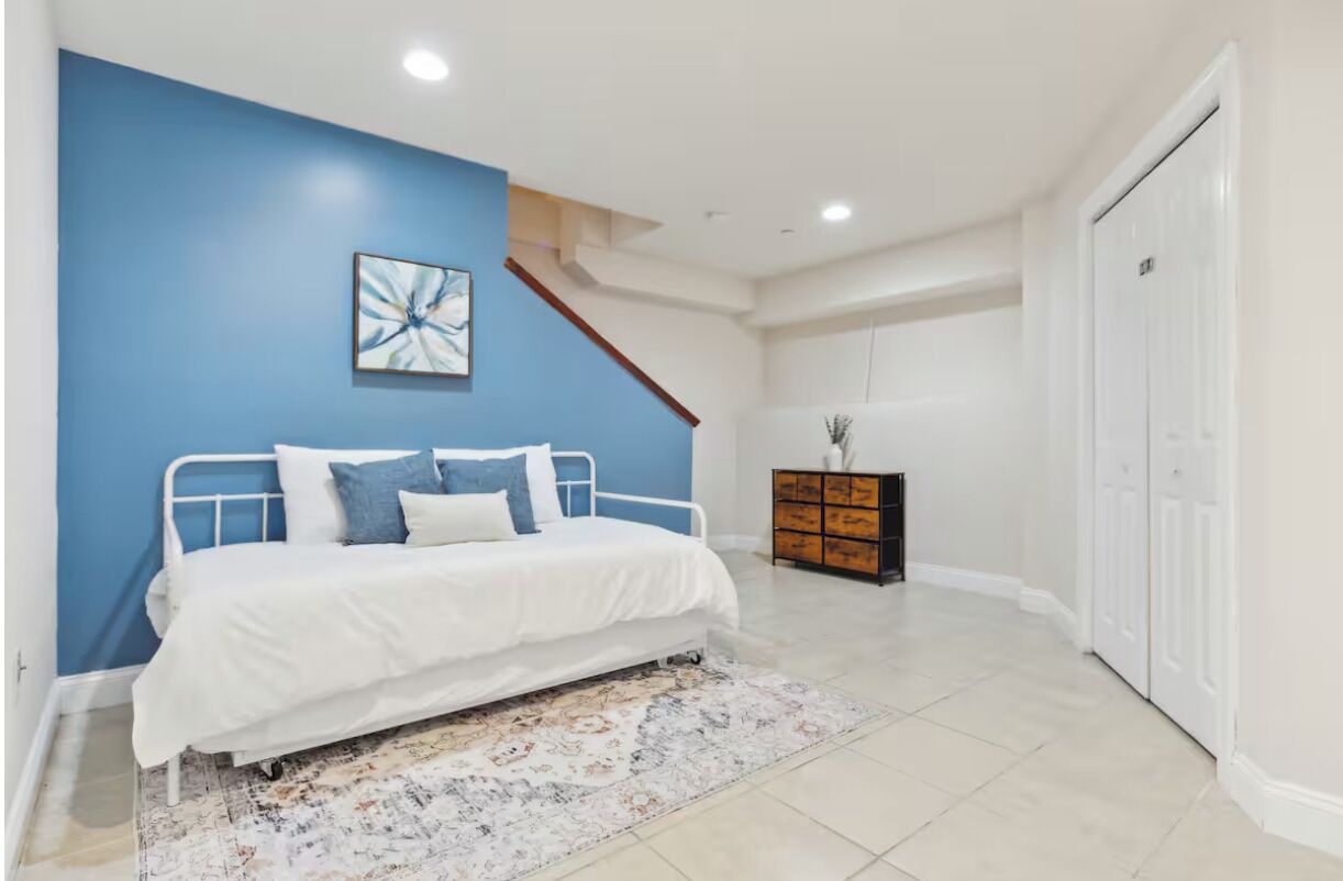 3 bedrooms, iron/ironing board, WiFi, bed sheets