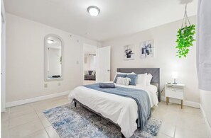 3 bedrooms, iron/ironing board, WiFi, bed sheets - Cozy 3 bed/2 bath home in Center City Philadelphia - Walk to Convention Center (Philadelphia)