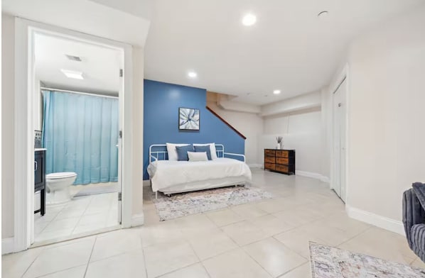 3 habitaciones, tabla de planchar con plancha, wifi y ropa de cama