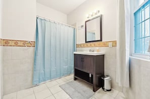 Secadora de cabello, toallas, jabón, papel de baño