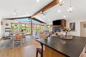 Smart TV, fireplace, table football, ping pong - Family-Friendly Sedona Escape | Trails + Game Garage+Athletic Court! (Sedona)
