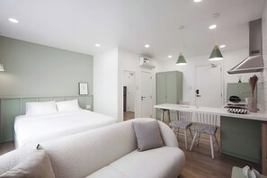 Appartement Deluxe, 1 très grand lit et 1 canapé-lit, balcon | Coin séjour