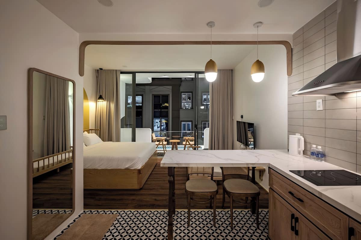 Deluxe appartement, 1 slaapkamer, keuken | Een bureau, een laptopwerkplek, verduisterende gordijnen