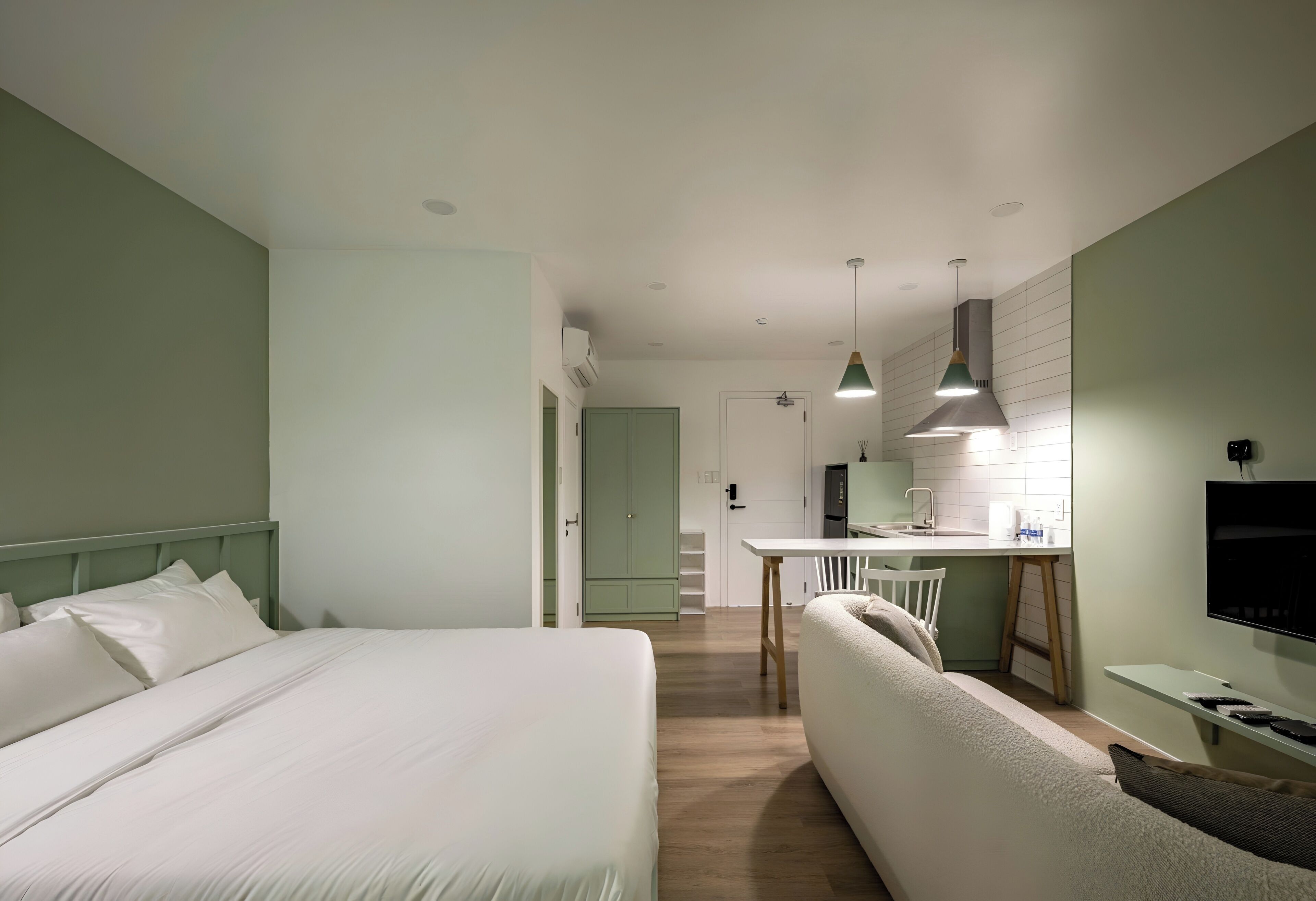 Deluxe-Apartment, 1 King-Bett und Schlafsofa, Balkon | Schreibtisch, laptopgeeigneter Arbeitsplatz, Verdunkelungsvorhänge