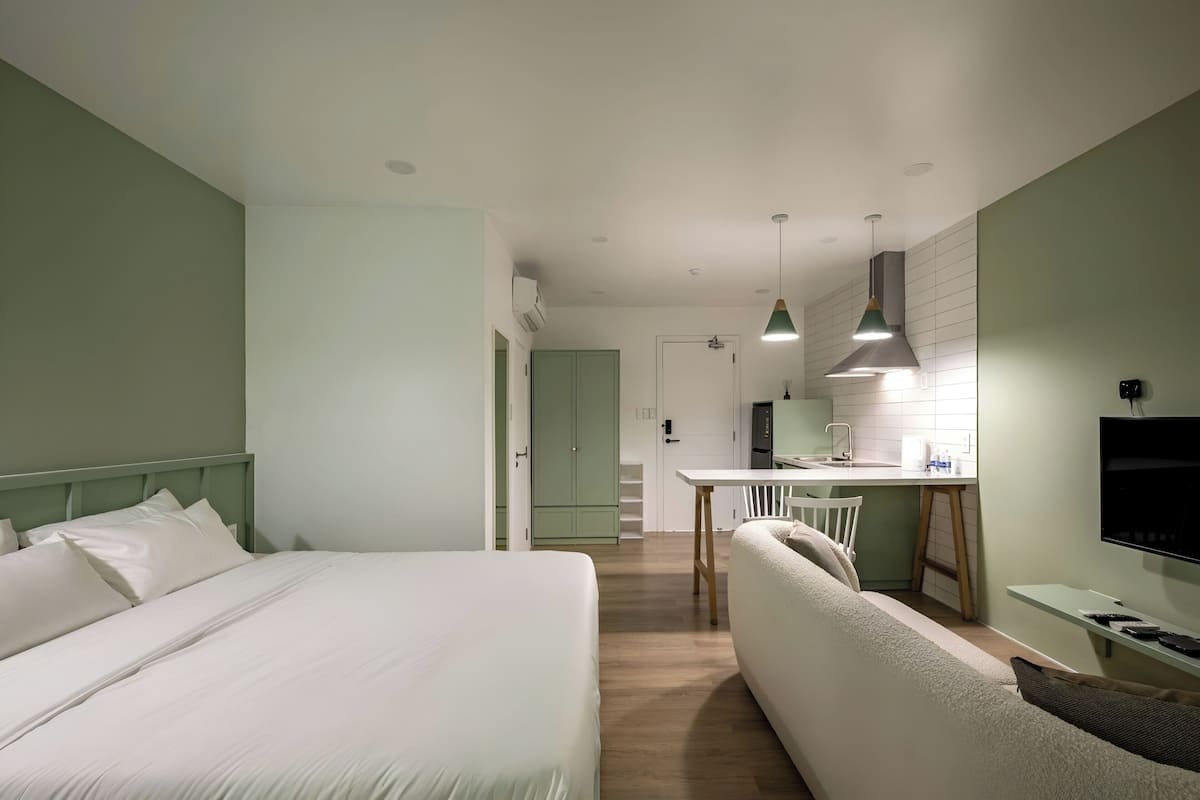 Deluxe appartement, 1 kingsize bed met slaapbank, balkon | Een bureau, een laptopwerkplek, verduisterende gordijnen