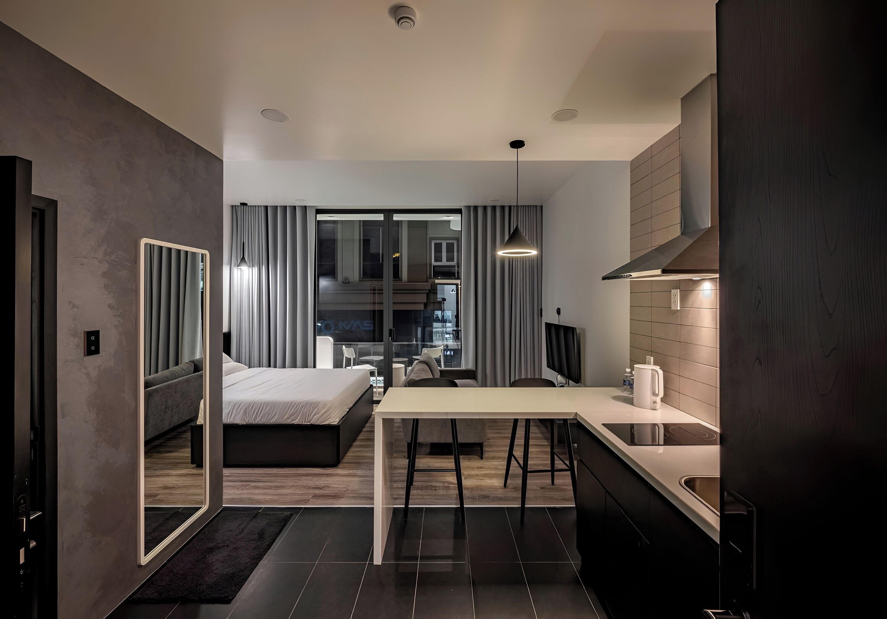 Deluxe-Apartment, 1 Schlafzimmer, Balkon, Stadtblick | Schreibtisch, laptopgeeigneter Arbeitsplatz, Verdunkelungsvorhänge