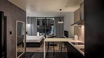 Deluxe appartement, 1 slaapkamer, balkon, uitzicht op stad | Een bureau, een laptopwerkplek, verduisterende gordijnen