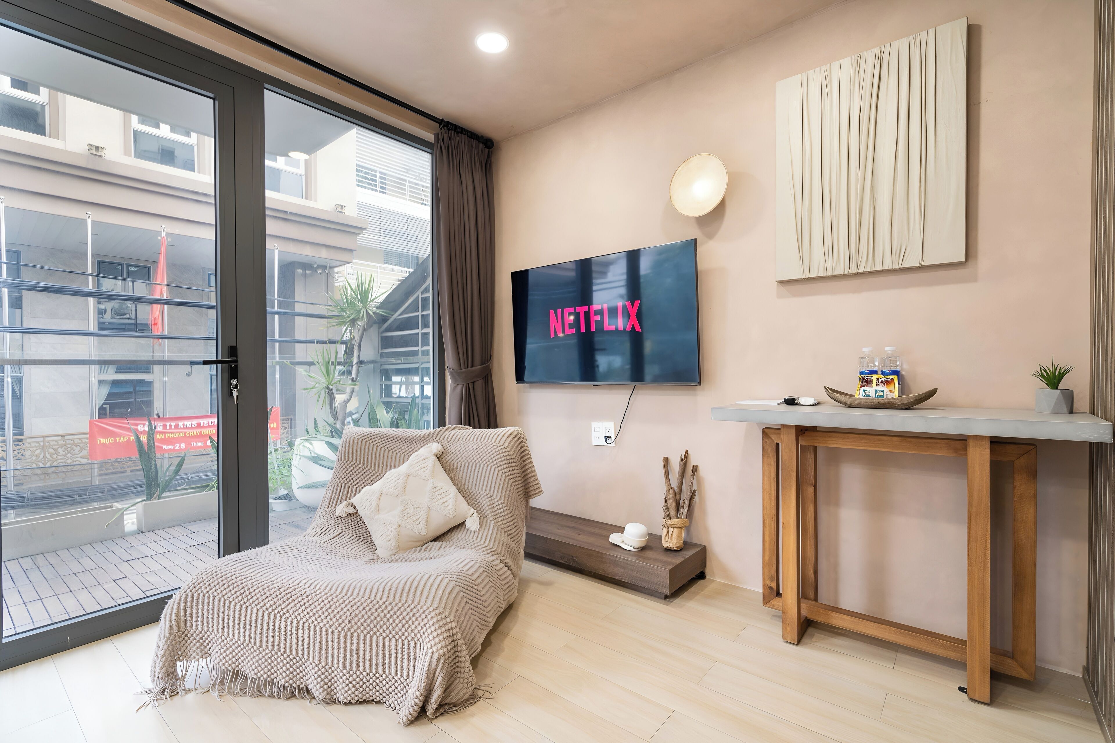 Deluxe-Apartment, 1 Schlafzimmer, Balkon, Stadtblick | Schreibtisch, laptopgeeigneter Arbeitsplatz, Verdunkelungsvorhänge