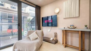 Deluxe-Apartment, 1 Schlafzimmer, Balkon, Stadtblick | Schreibtisch, laptopgeeigneter Arbeitsplatz, Verdunkelungsvorhänge