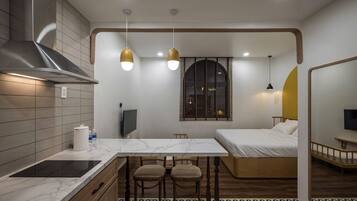 Een bureau, een laptopwerkplek, verduisterende gordijnen