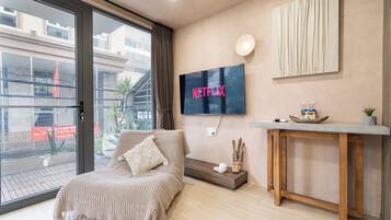 Een bureau, een laptopwerkplek, verduisterende gordijnen