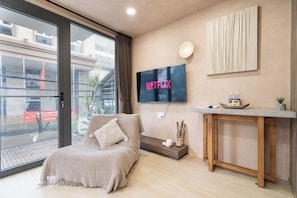 Een bureau, een laptopwerkplek, verduisterende gordijnen