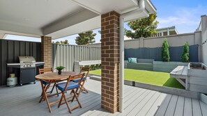 Outdoor dining - The Stayover - Your Wine Country Base (North Rothbury)