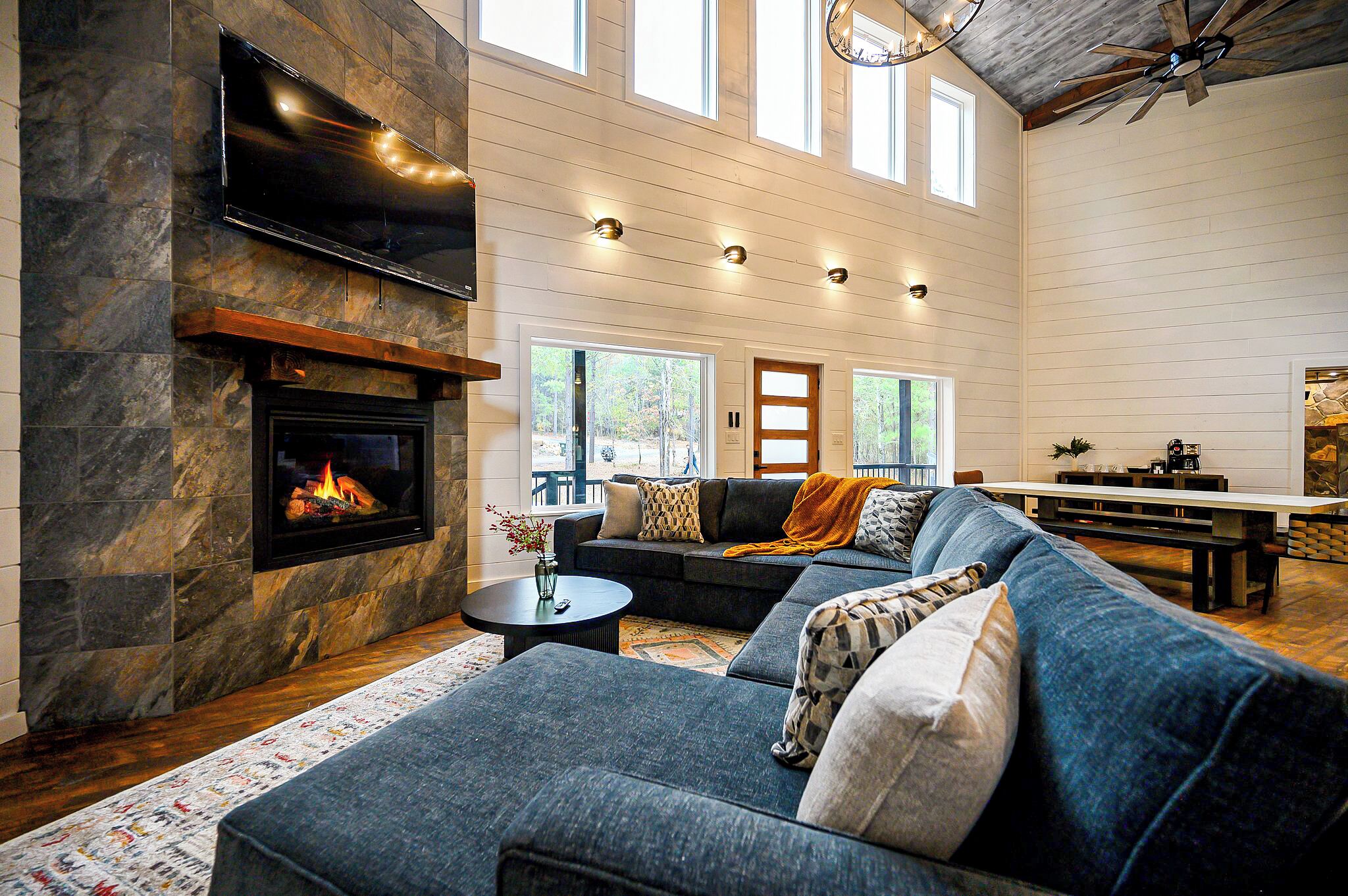 Smart TV, chimenea, futbolito