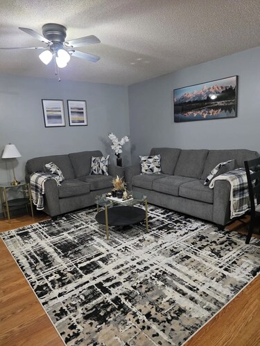 The E-Town Retreat 2BR townhouse close to Downtown