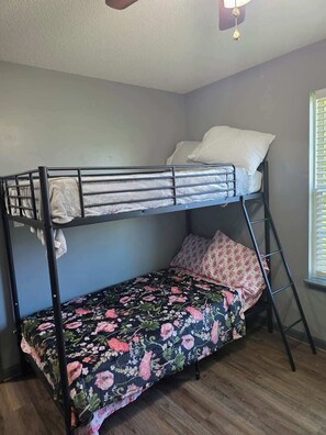 2 habitaciones, tabla de planchar con plancha, wifi y ropa de cama 