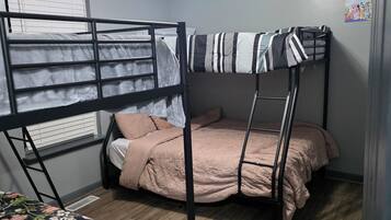 2 habitaciones, tabla de planchar con plancha, wifi y ropa de cama