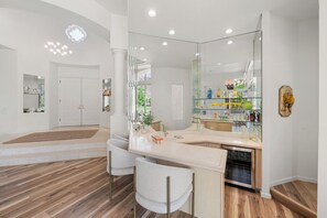 Oppvaskmaskin, kaffetrakter/tekoker, kjøkkenutstyr og spisebord