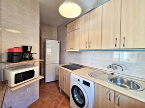 Een koelkast, een magnetron, een broodrooster