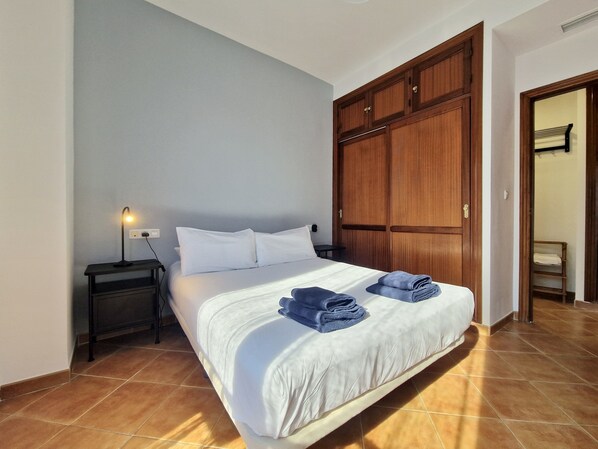 Een strijkplank/strijkijzer, gratis wifi, beddengoed