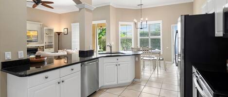 冷蔵庫、電子レンジ、オーブン、コンロ