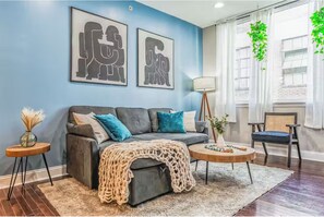 TV - Charming 2-bedroom condo in Center City Philadelphia - Walk Everywhere (Philadelphia)