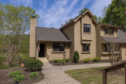 Lake Keowee Home near Clemson, golf, hiking, boating