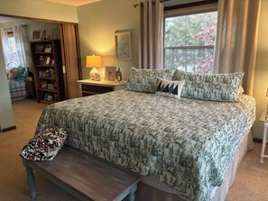 3 bedrooms, iron/ironing board, free WiFi, bed sheets - Lakeside retreat near Notre Dame (Edwardsburg)