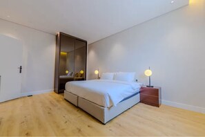 Estudio básico | Caja de seguridad en la habitación y cortinas blackout 