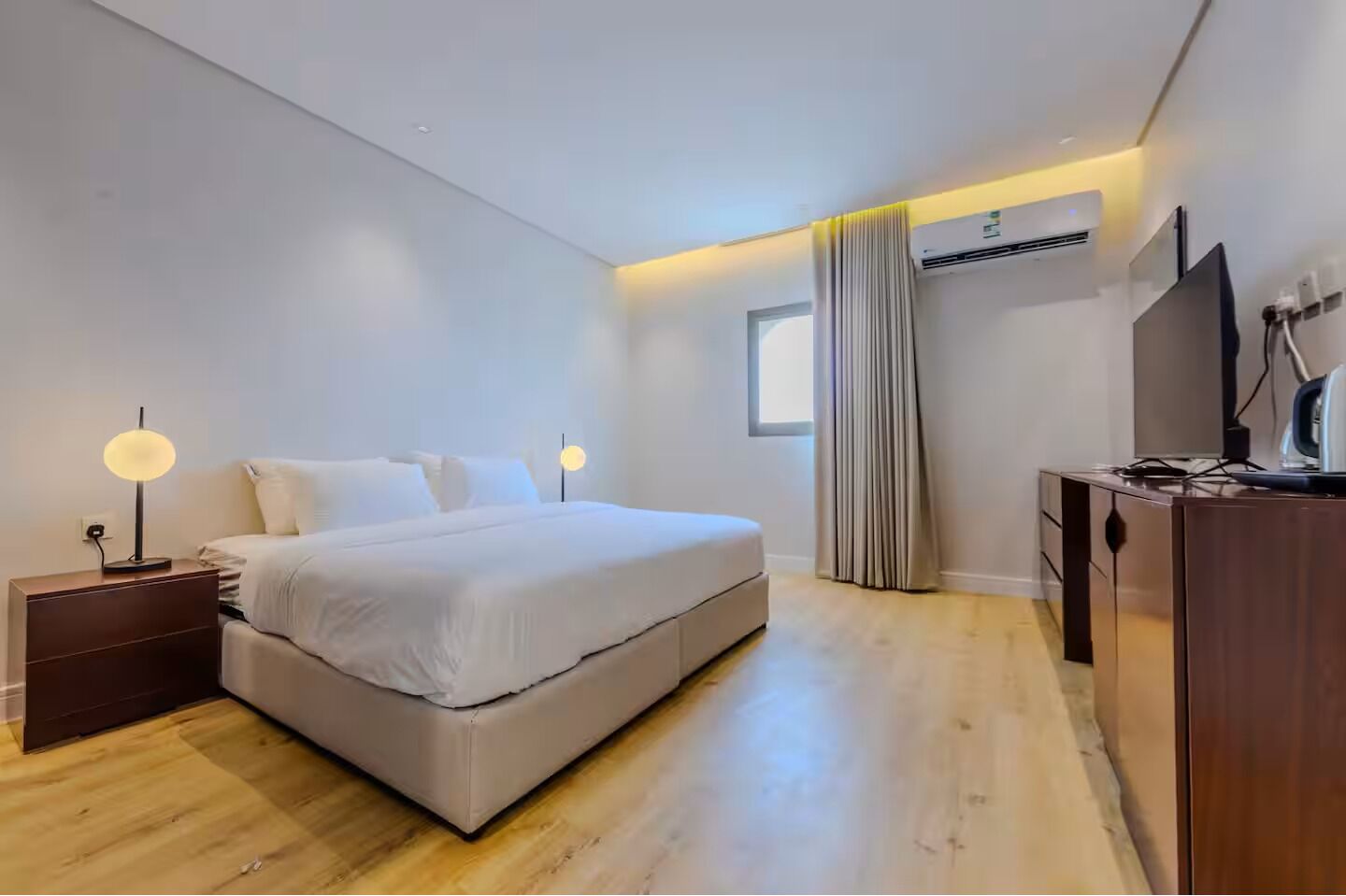 Estudio básico | Caja fuerte y cortinas opacas