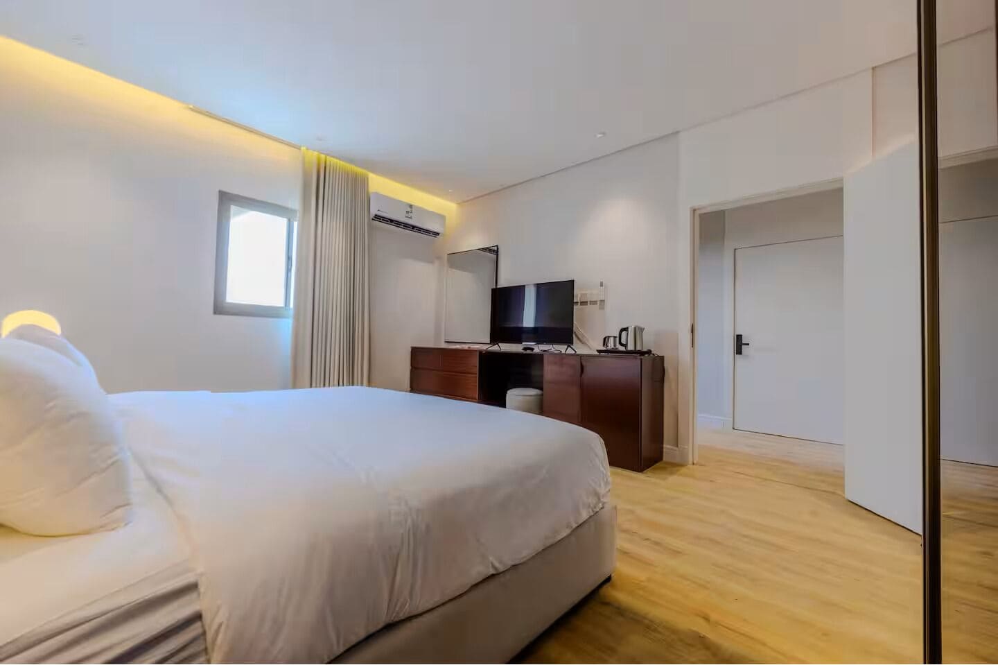 Estudio básico | Caja fuerte y cortinas opacas