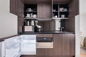 Réfrigérateur, micro-ondes, four, plaque de cuisson