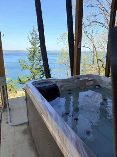 Brand new build! Beautiful Lakefront property in Diamond Bluff on Greers Ferry.